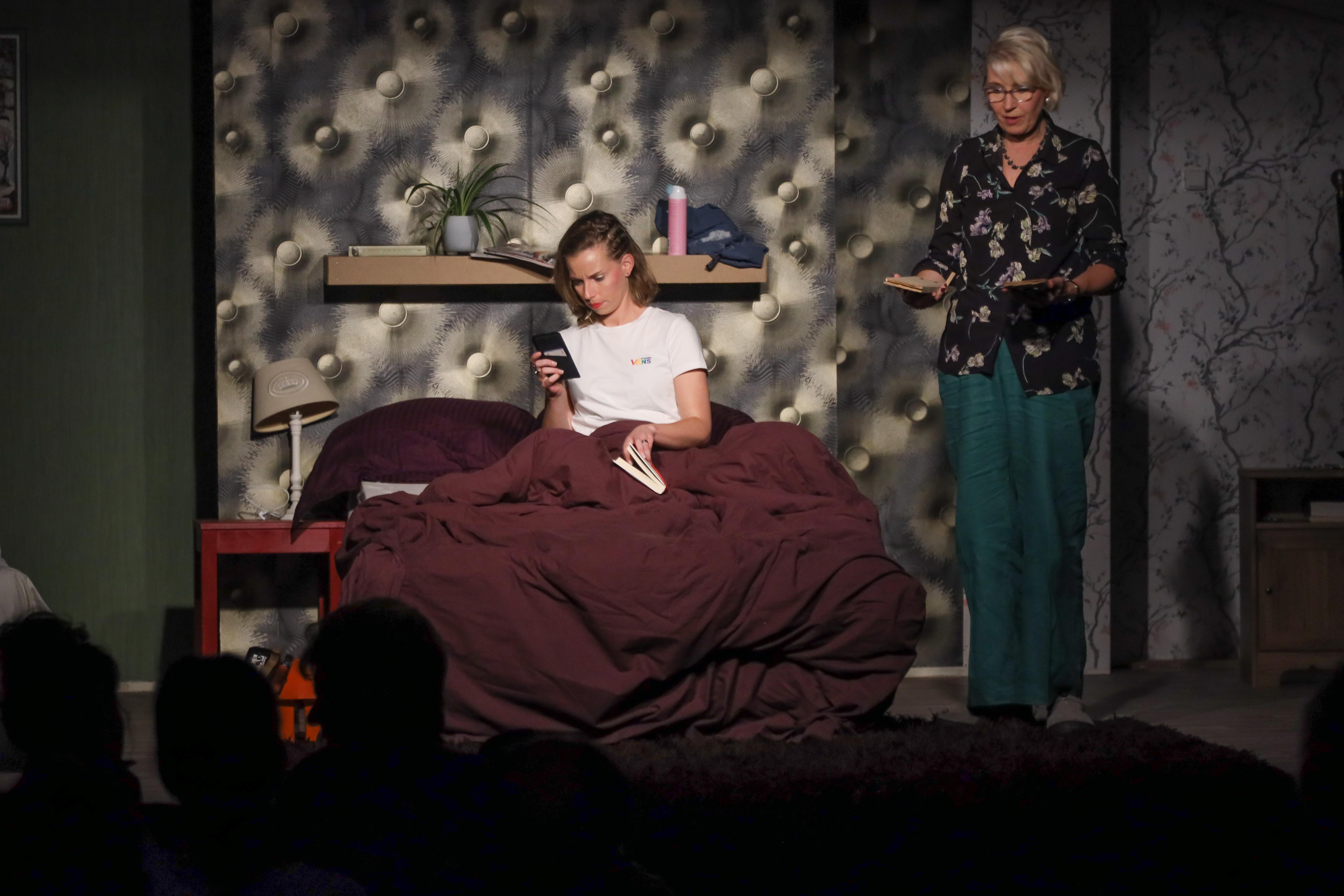 Toneelvereniging Tobronsa Zwaagdijk-West schippert met ruimte | recensie